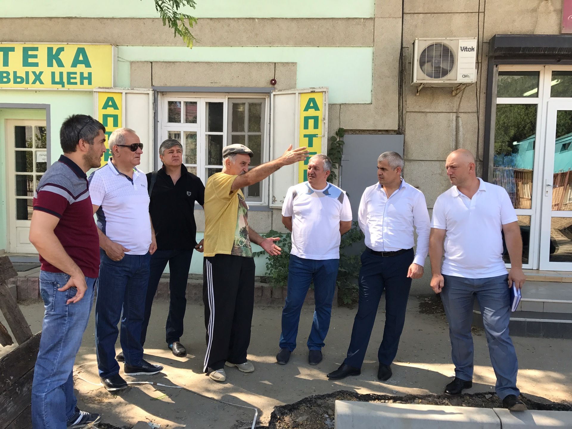 Рамазан Алиев проинспектировал ход дорожных работ на улице Титова в Махачкале